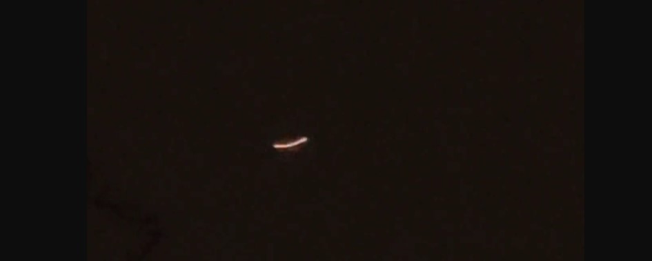 OVNI que muda de forma é avistado e filmado sobre Renfrew, na Escócia.